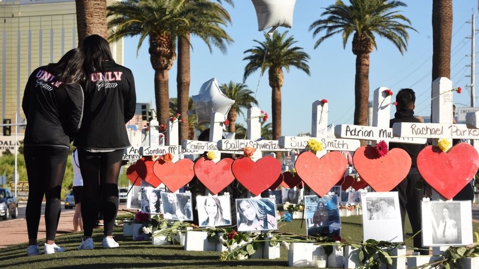 El tiroteo de Las Vegas fue el más mortífero ocurrido en Estados Unidos en tiempos recientes. Dos mujeres rinden tributo a las víctimas del ataque en Las Vegas.