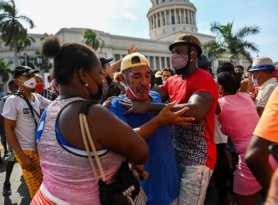 Hombre siendo arrestado durante las protestas del domingo 11 de julio en Cuba.