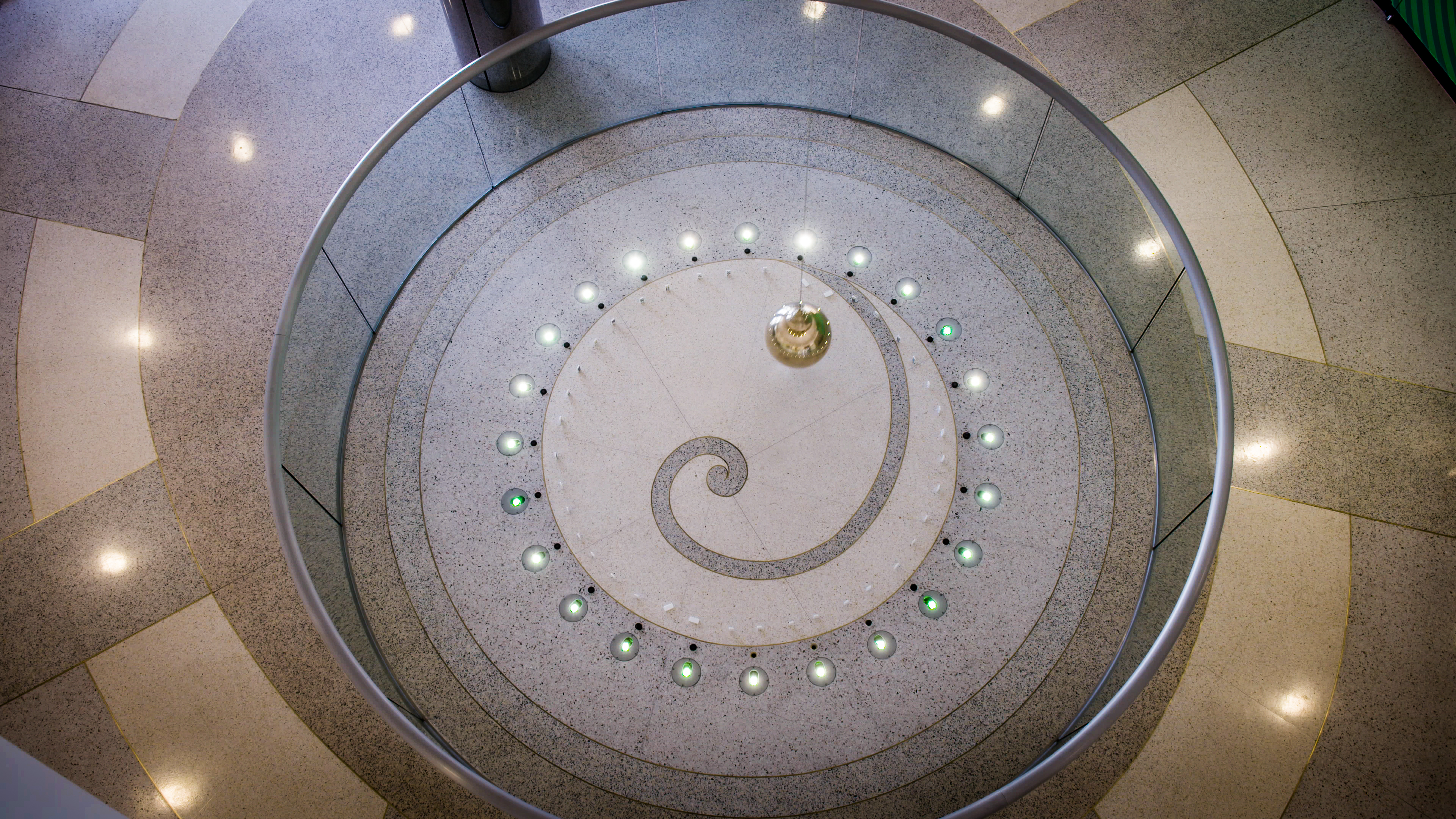 Un péndulo de Foucault da la bienvenida a quienes visitan estos laboratorios envueltos en secretismo. Laboratorios de Calico