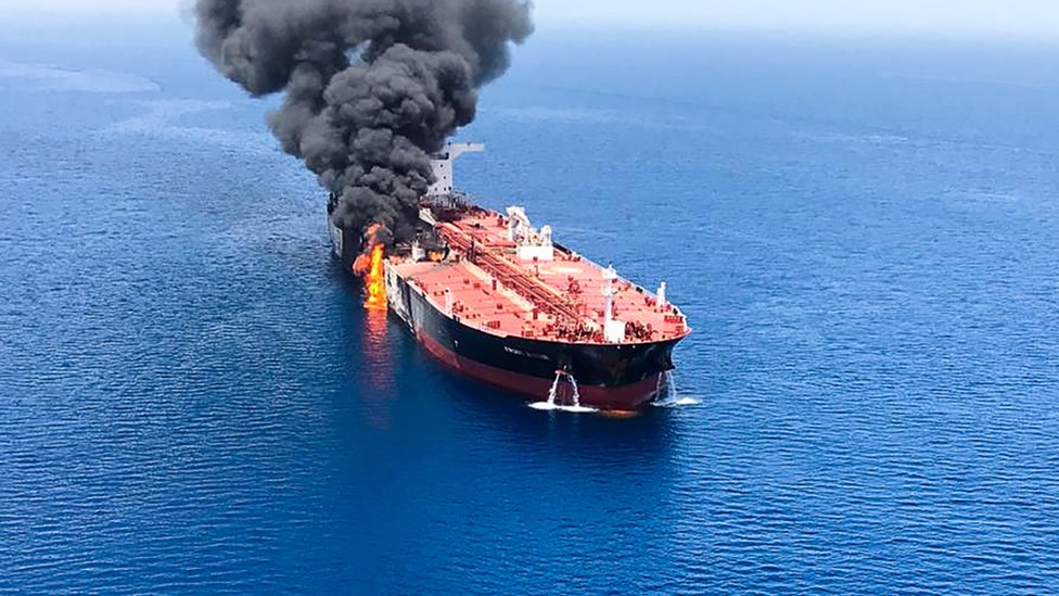 Una foto de la agencia oficial de noticias iraní muestra el fuego y el humo que ondea desde un barco cisterna en el golfo de Omán el 13 de junio.