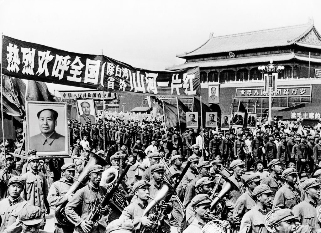 中國進入瘋狂的文革時期後，對毛澤東的個人崇拜達到頂峰。