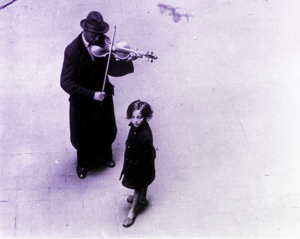 Violinista y niña en Budapest 1947