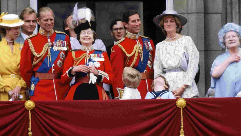 Queen Elizabeth laughing with other Royal members on the Buckingham Palace balcony