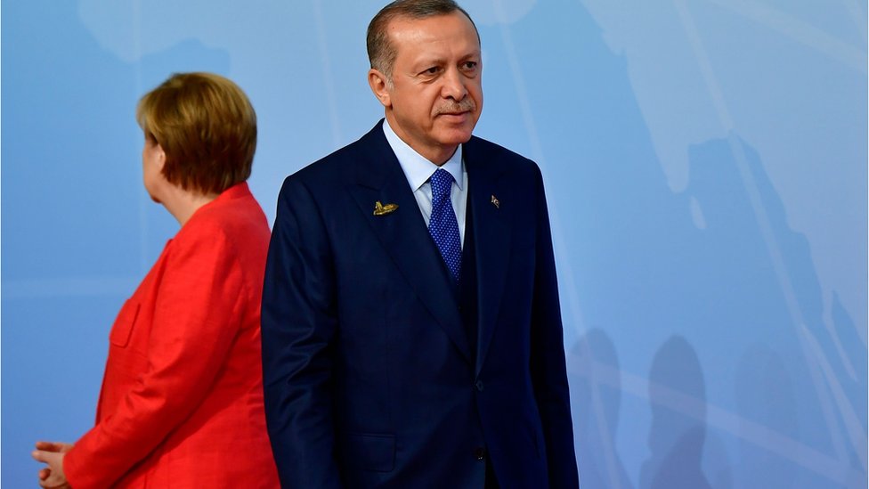 Almanya Başbakanı Angela Merkel, Cumhurbaşkanı Recep Tayyip Erdoğan birbirlerine arkalarını dönükler