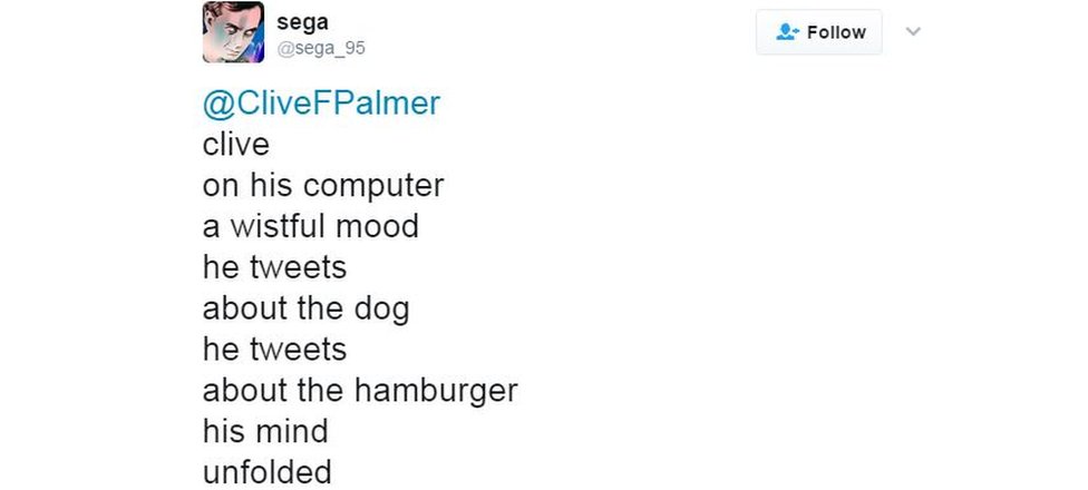 clive на своем компьютере, задумчивый настроение, он пишет о собаке, он пишет о гамбургере, его мысли разворачиваются как горячая булочка
