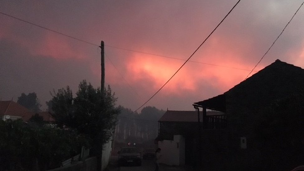 Пожар навис над холмами в центральной Португалии - 17 июня 2017 г.