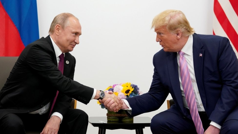 Vladimir Putin y Donald Trump se dan la mano
