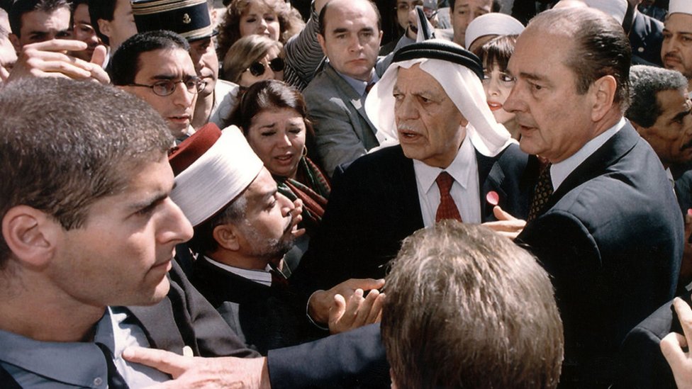 Президент Франции Жак Ширак кладет руку на израильского охранника в Иерусалиме 22 октября 1996 г.
