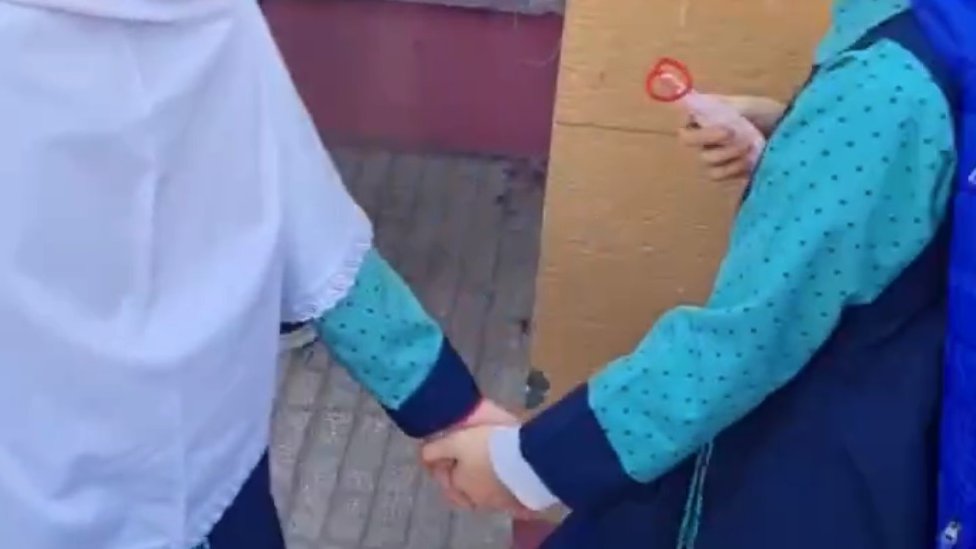 فتاتان خارج مدرستهما في طهران بعد تعرضهما لتسمم