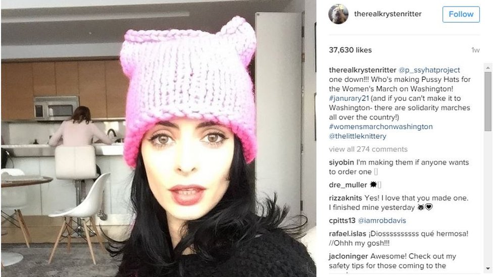 Скриншот аккаунта актрисы Кристен Риттер в Instgram, на котором она сидит в ярко-розовой шапочке. Заголовок спрашивает: «Кто делает Pussy Hats для женского марша в Вашингтоне !?»