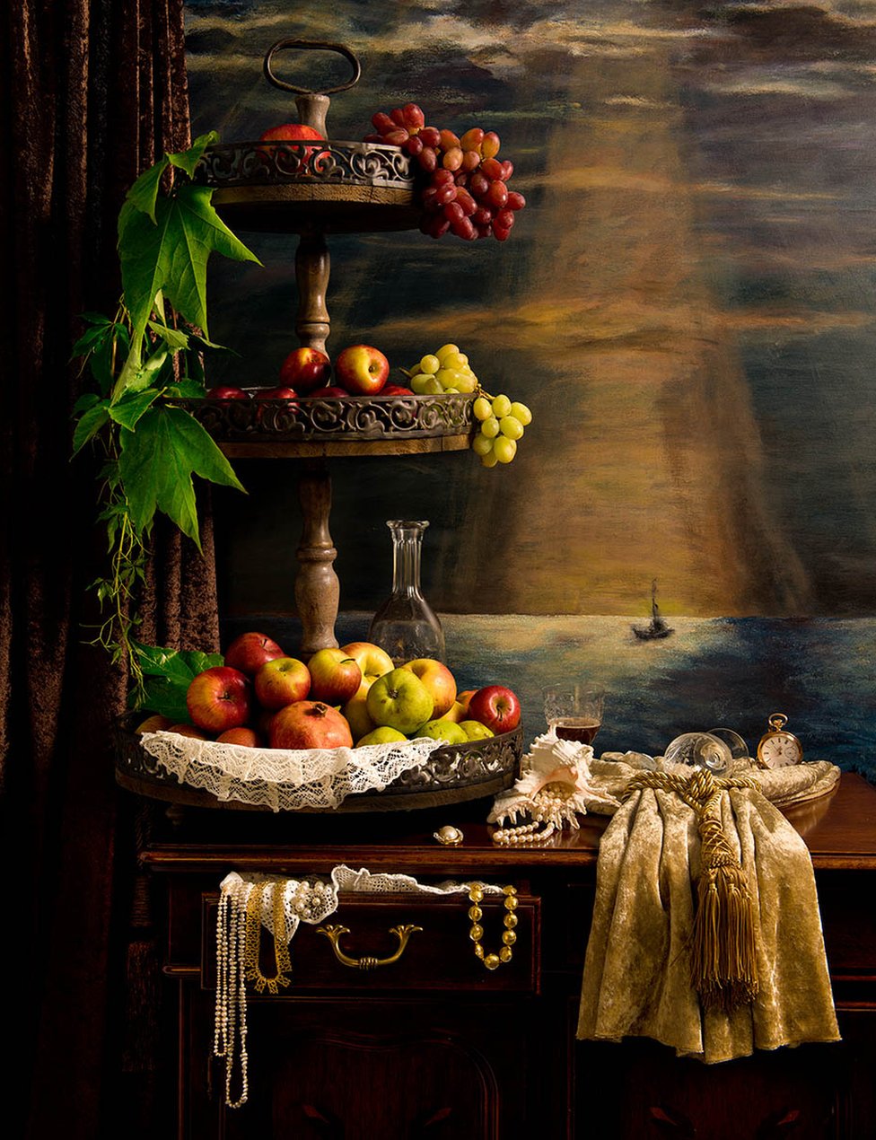 Деревянная подставка, покрытая фруктами, перед изображением корабля в море