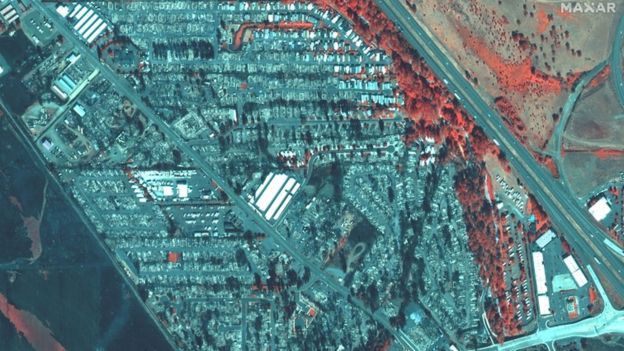Renkli bir kızılötesi uydu fotoğrafı Alameda yangını sonrasını gösteriyor: yanmış bitki örtüsü ve binalar gri, yanmayanlar kırmızı görünüyor