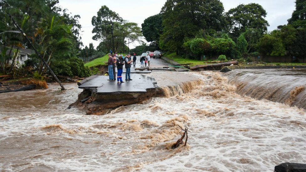 Sebagian jalan Caversham di Pinetown telah hanyut pada 12 April 2022 di Durban, Afrika Selatan