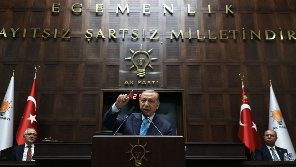 การสำรวจความคิดเห็นพบว่า พรรค AKP พรรครัฐบาลของประธานาธิบดีแอร์โดอัน อาจจะเสียเสียงข้างมากในรัฐสภา