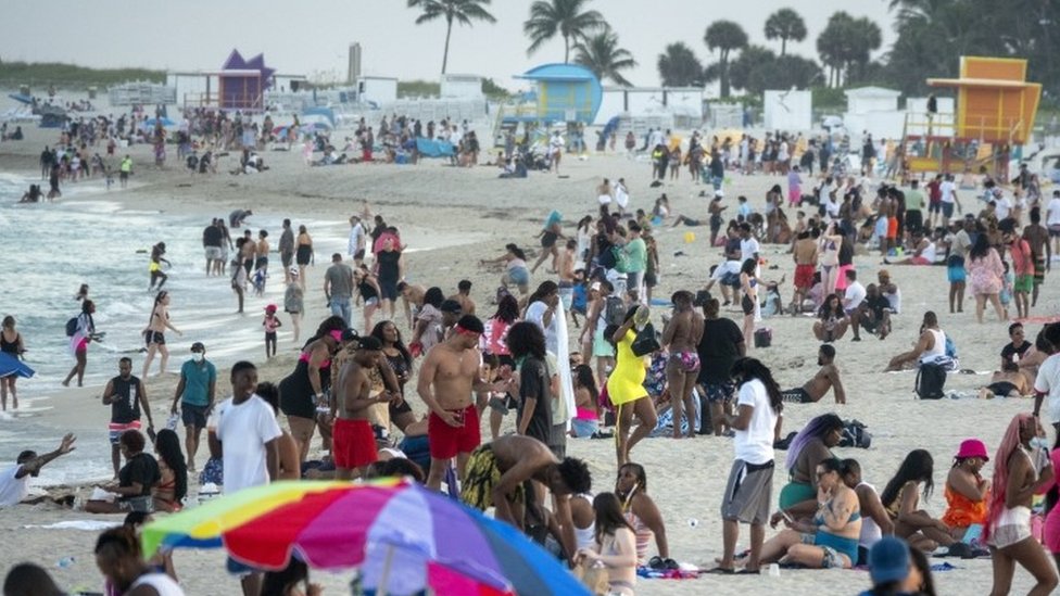 Multitudes de personas se reúnen durante las vacaciones de primavera, en Miami Beach