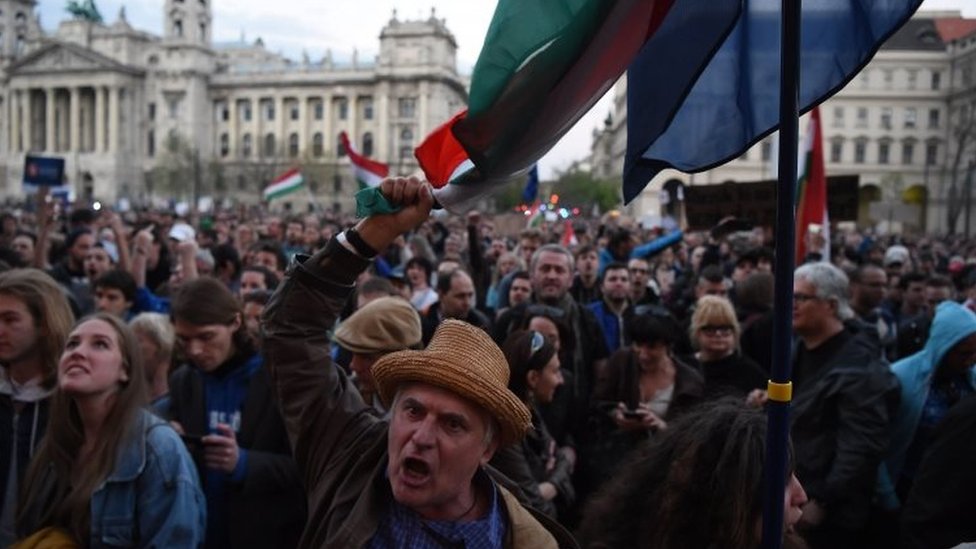 Демонстранты протестуют против планов закрытия Центральноевропейского университета (09 апреля 2017 г.)