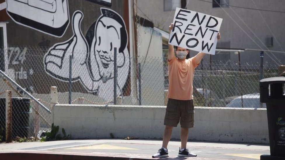 Мужчина из Лос-Анджелеса, штат Калифорния, требует прощения за квартплату после потери работы в штате