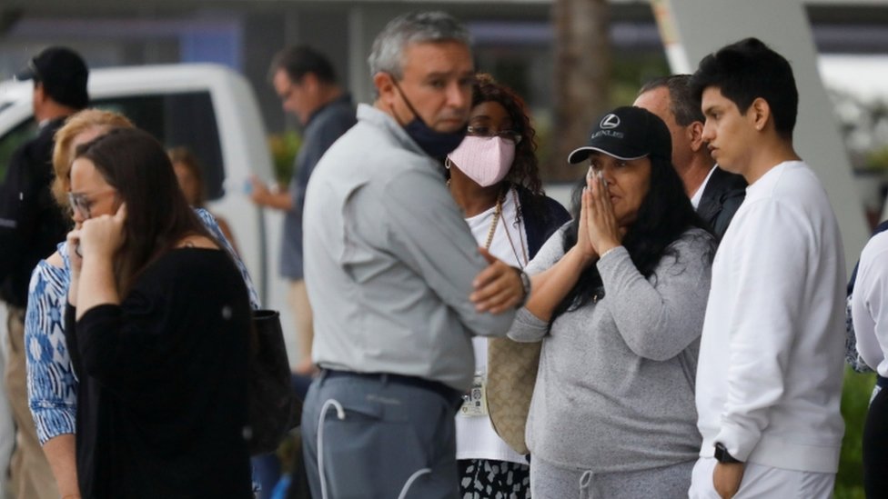 Familiares de residentes del edificio colapsado.