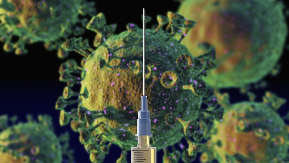 Ilustración de una jeringuilla con ilustraciones del virus al fondo.