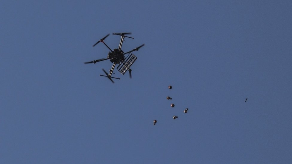 İsrail ordusu insansız hava aracıyla Gazze'deki protestoculara biber gazı atıyor