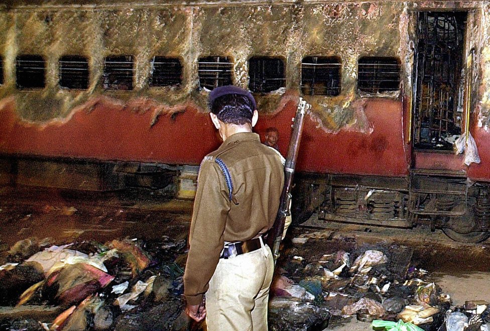 بدأت أعمال الشغب بعد اندلاع حريق في قطار ركاب في بلدة غودهرا ، ما أسفر عن مقتل 60 حاجاً هندوسياً ألقي فيها باللائمة على المسلمين