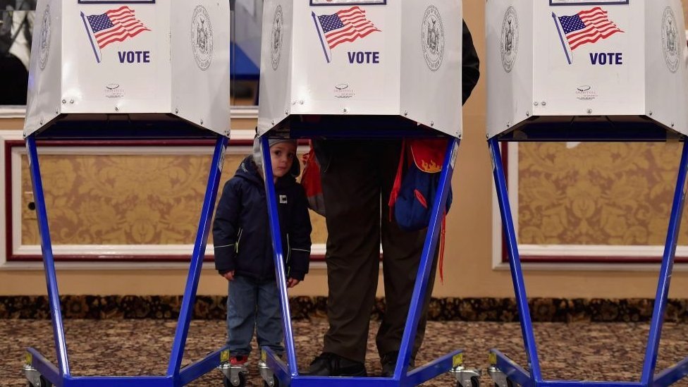 2018年中期選舉時一名小男孩在標語下