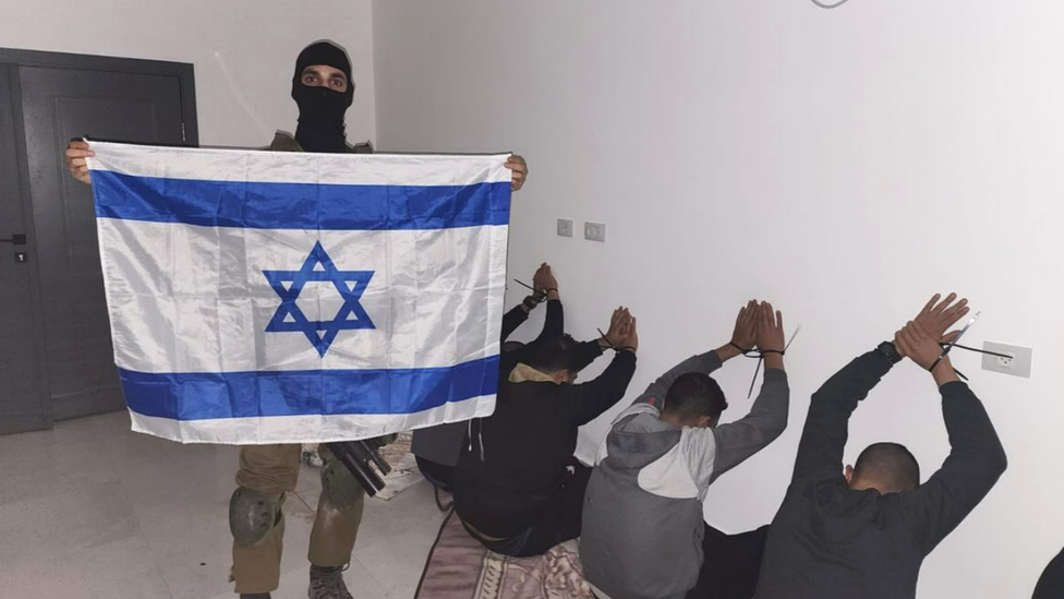 Izraelski vojnik objavljuje fotografiju privedenih dok drži izraelsku zastavu