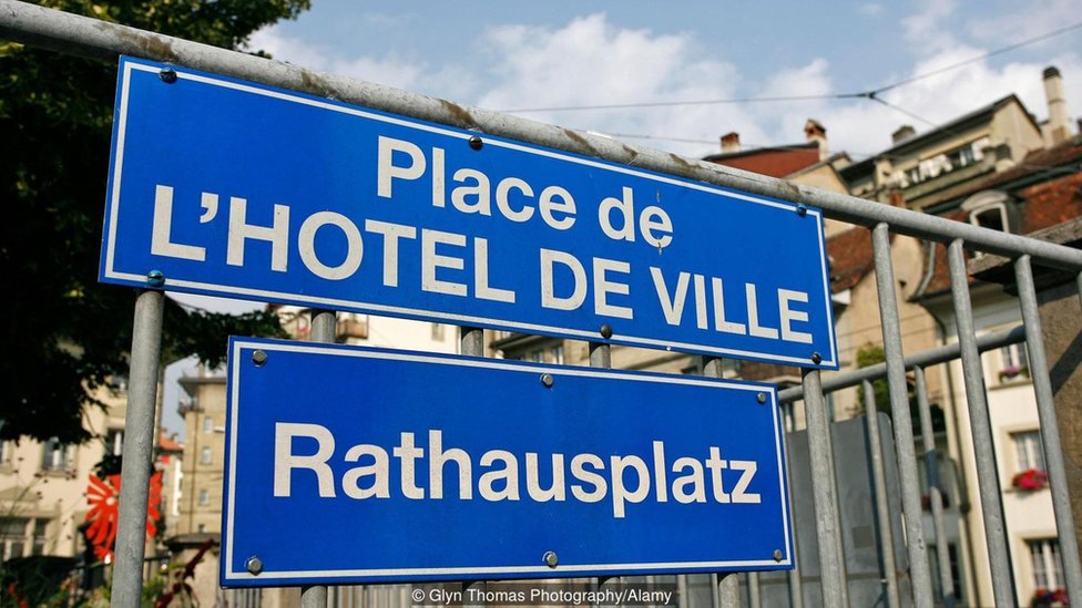 Debido al multilingüismo suizo, es común ver anuncios e incluso los ingredientes de un producto en varios idiomas. Cartel en francés y alemán