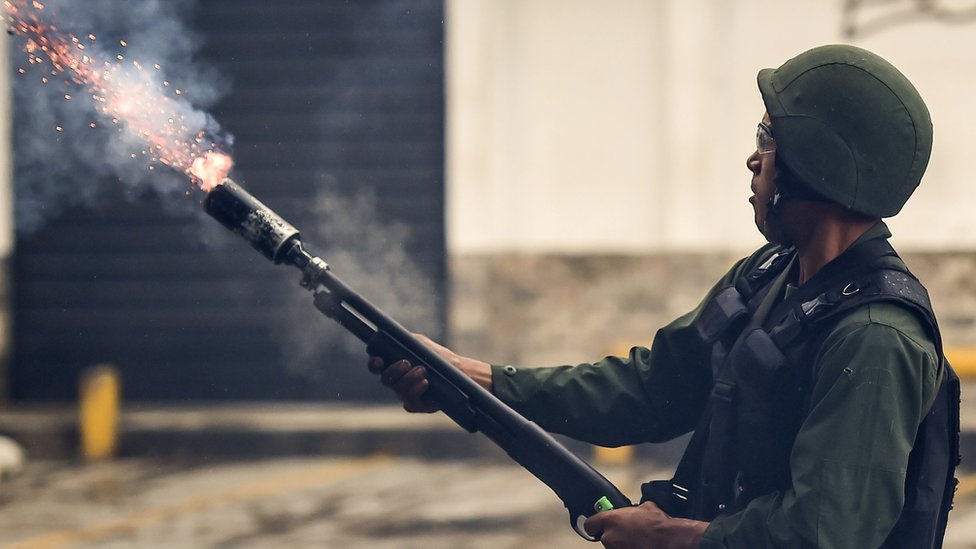 En 2014 España dejó de suministrar material antidisturbios a Venezuela. Guardia Nacional dispara.