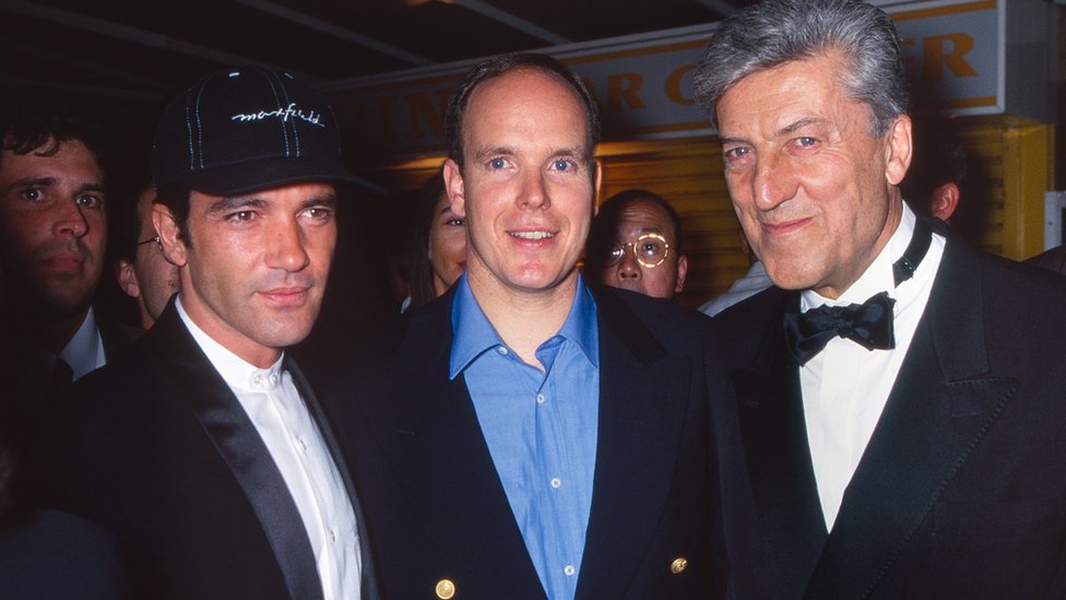 En el Festival de Cannes con Antonio Banderas (izda.) y el príncipe Alberto de Mónaco el 26 de mayo de 1995.