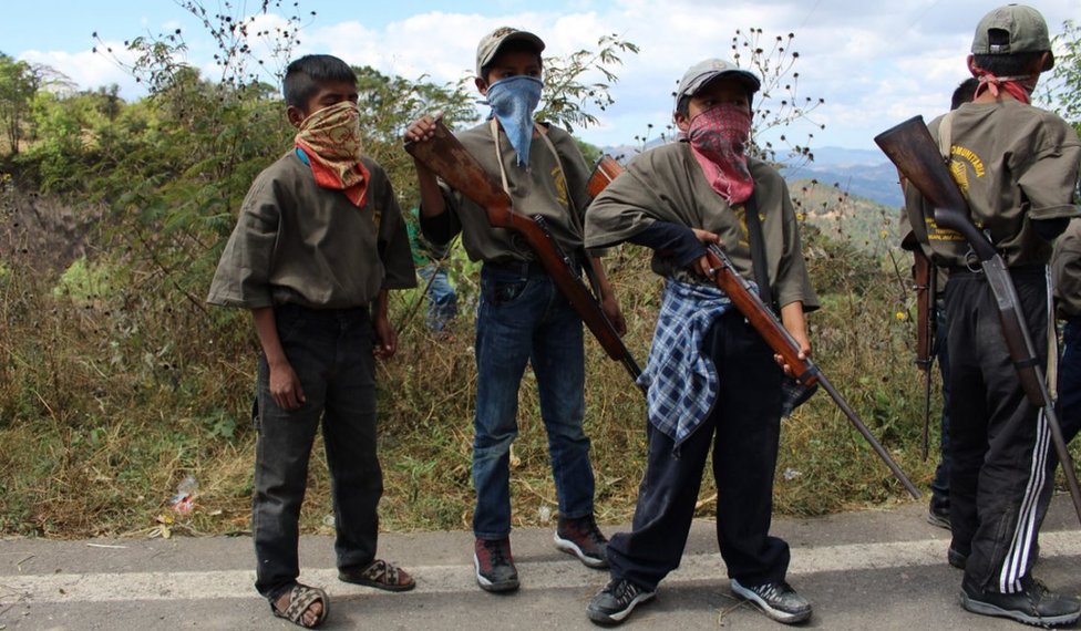Дети, которые были завербованы в качестве солдат в Мексике