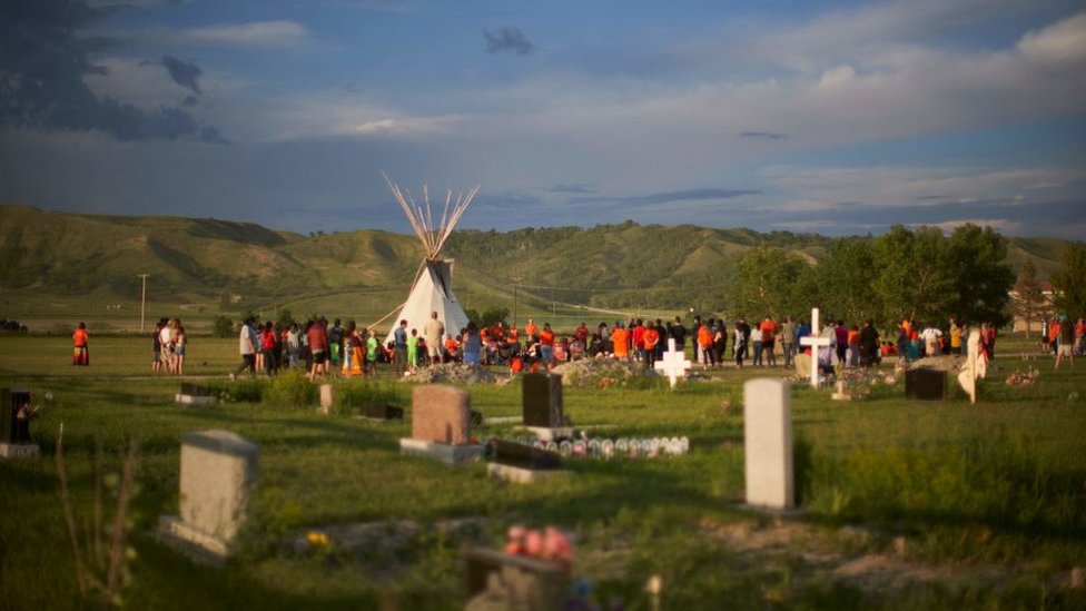 Saskatchewan'daki Marieval Yerli Yatılı Okulu'nun bulunduğu yerdeki anmaya yüzlerce kişi katıldı.
