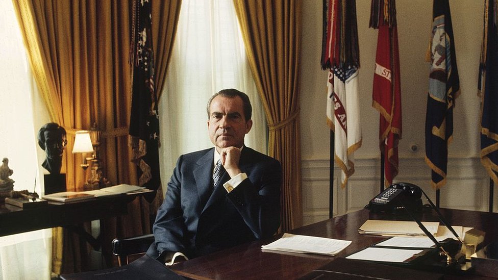 Predsednik Nikson u Ovalnom kabinetu