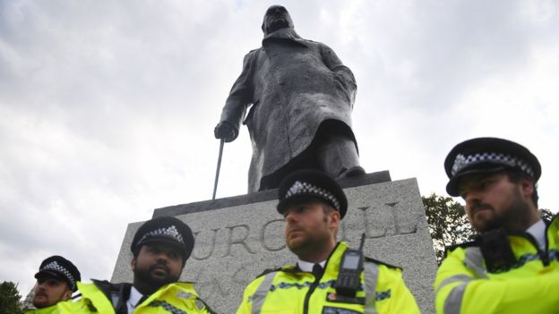 تمثال تشرشل امام البرلمان البريطاني