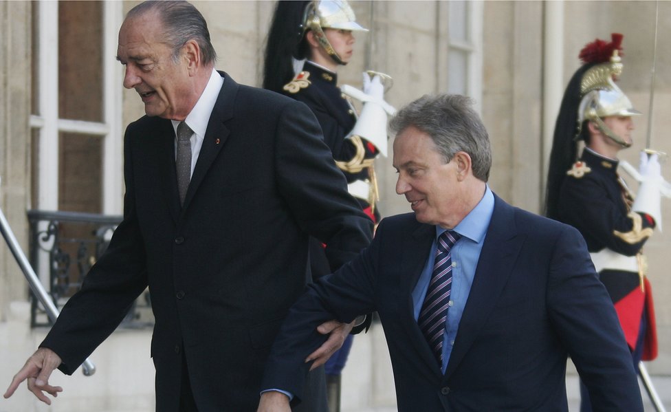 Президент Франции Жак Ширак (слева) приветствует премьер-министра Великобритании Тони Блэра, прибывшего во двор Елисейского дворца 11 мая 2007 г.