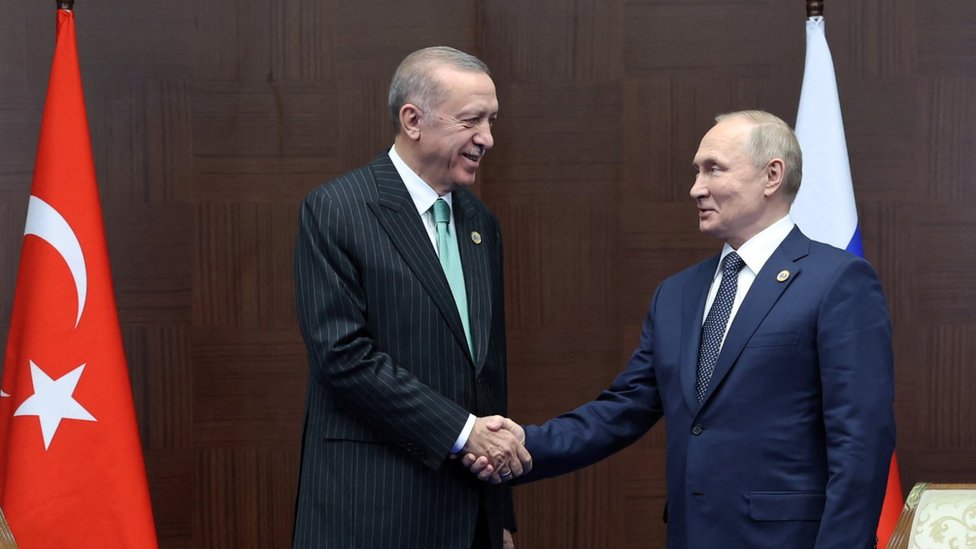 Turski predsednik Redžep Tajip Erdogan (levo) rukuje se sa sa Vladimirom Putinom