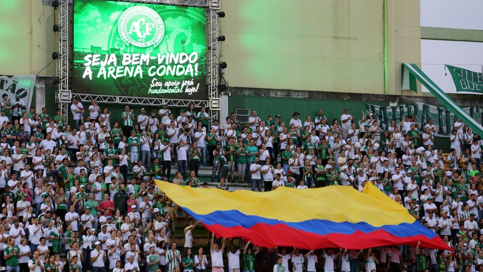 Fanáticos del Chapecoense desplegaron una bandera de Colombia como un homenaje al rival y no, como suele pasar, a modo de "trofeo". Fanáticos del Chapecoense con la bandera de Colombia.