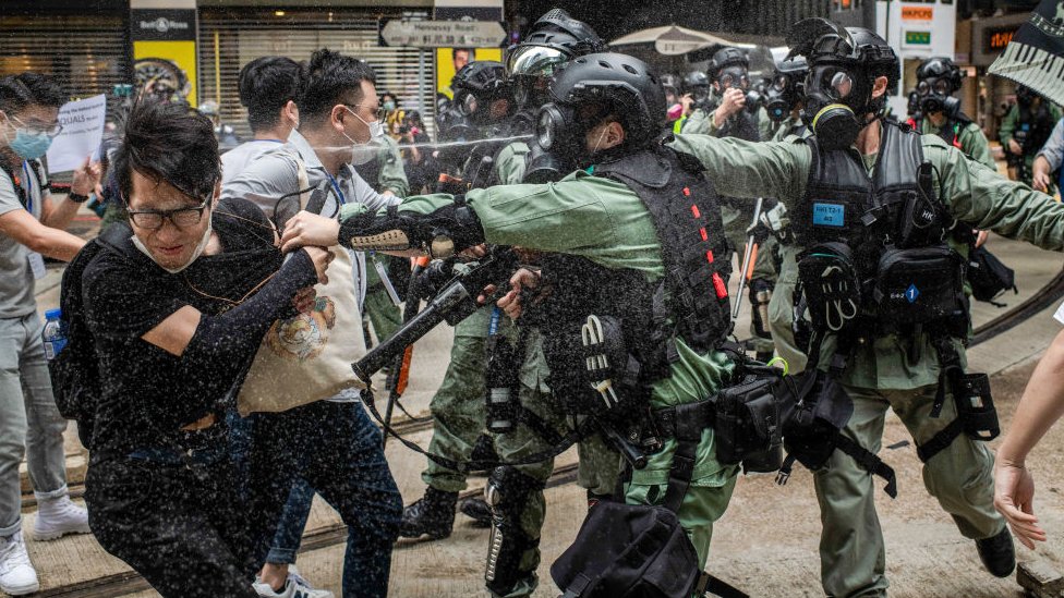 Bentrok polisi dengan pendemo di Hong Kong