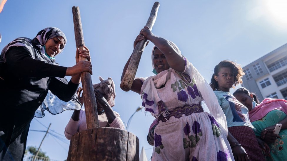 النساء يشاركن في تحضير الطعام التقليدي لجنود الجيش الإثيوبي في أديس أبابا يوم الجمعة 19 تشرين الثاني/نوفمبر 2021