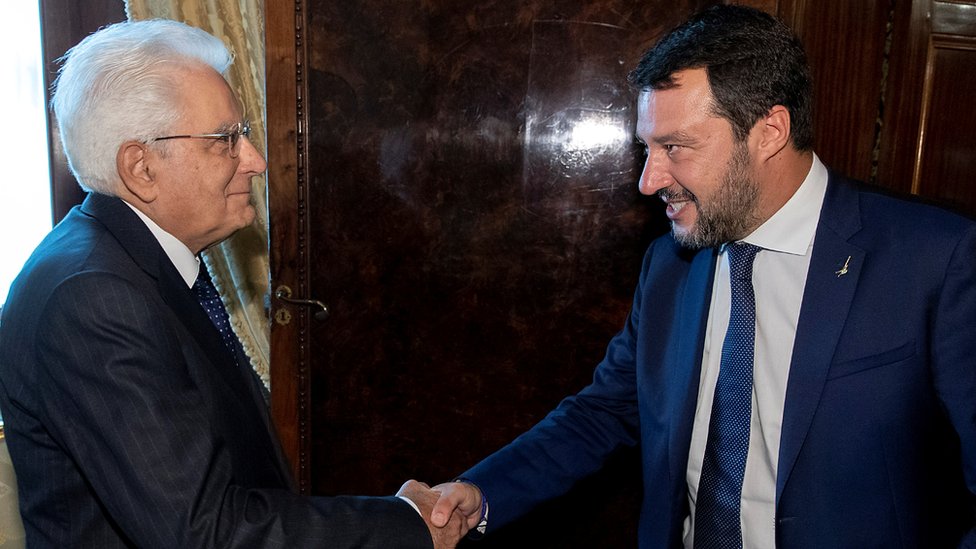 Президент Италии Серджио Маттарелла пожимает руку лидеру Лиги Маттео Сальвини в Риме