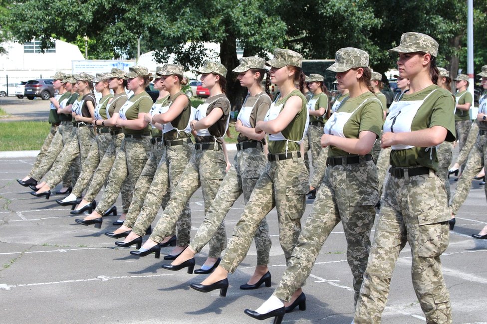 Mujeres soldado en Ucrania marchando con tacones.