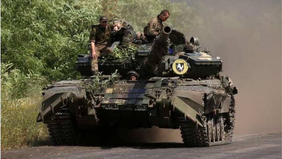 دبابة أوكرانية بالقرب من جبهات القتال في دونيتسك.