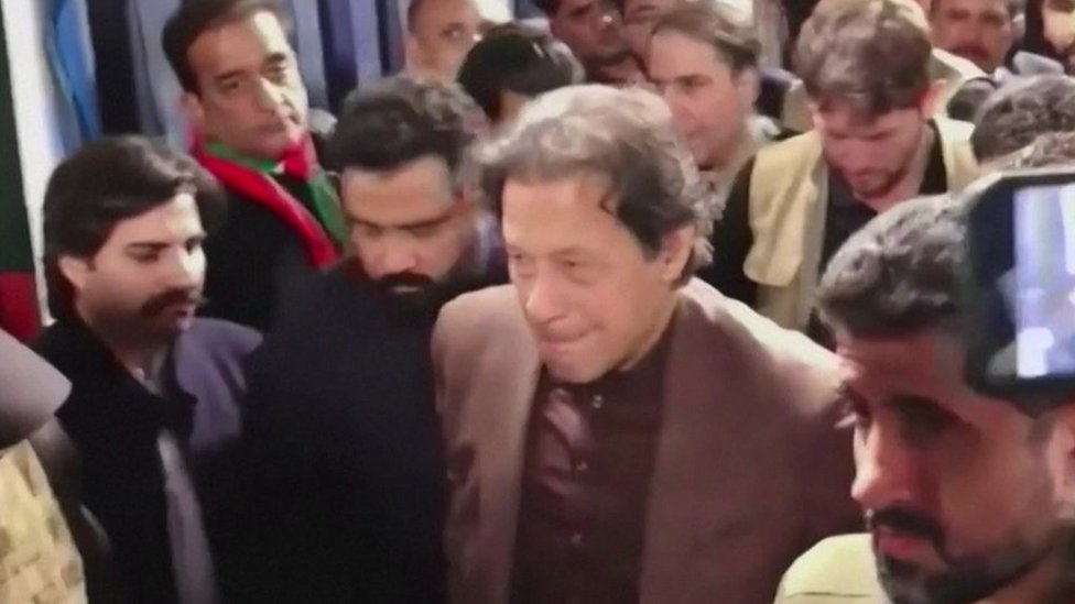 عمران خان يمشي وسط حشد في طريقه لإلقاء خطاب