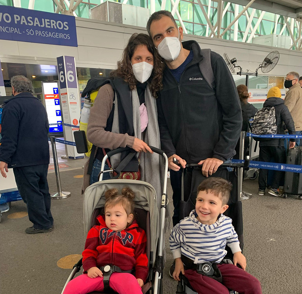 Daniela Mansbach con su familia en el aeropuerto de Ezeiza