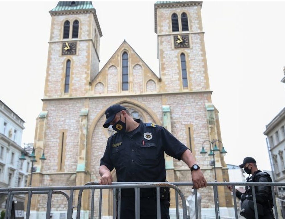 Police put barriers around Sarajevo's Sacred Heart Cathedral. Photo: 16 May 2020
