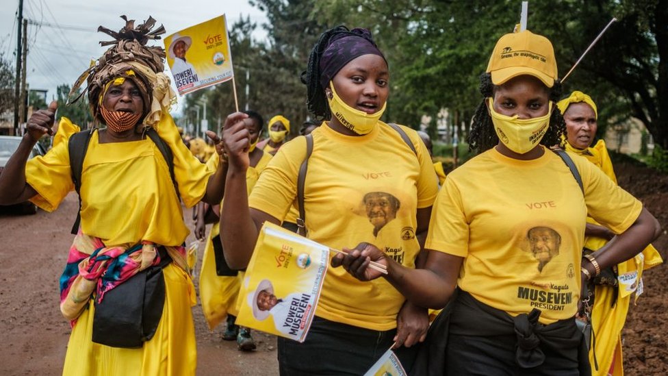 Сторонники Мусевени на митинге, декабрь 2020 г.