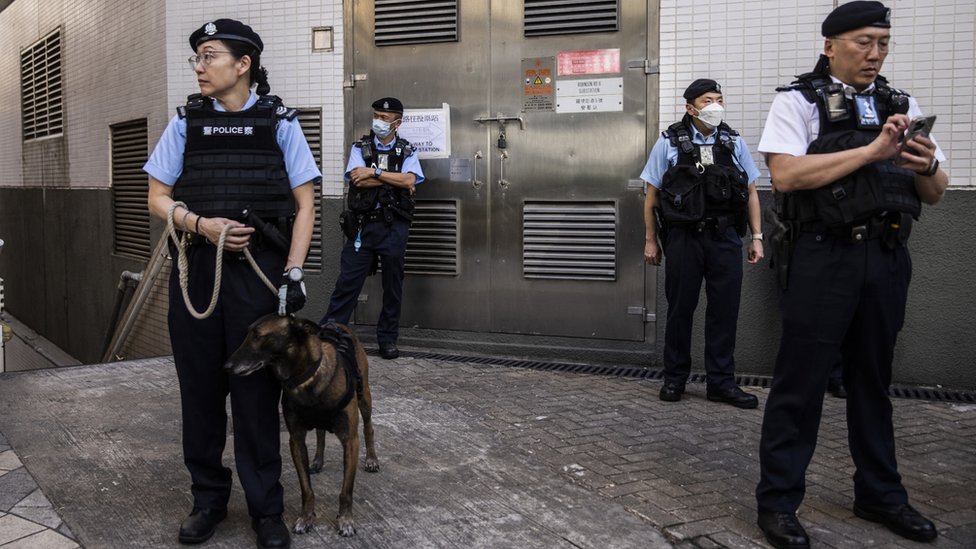 香港某投票站外多名警員帶同警犬站崗（10/12/2023）