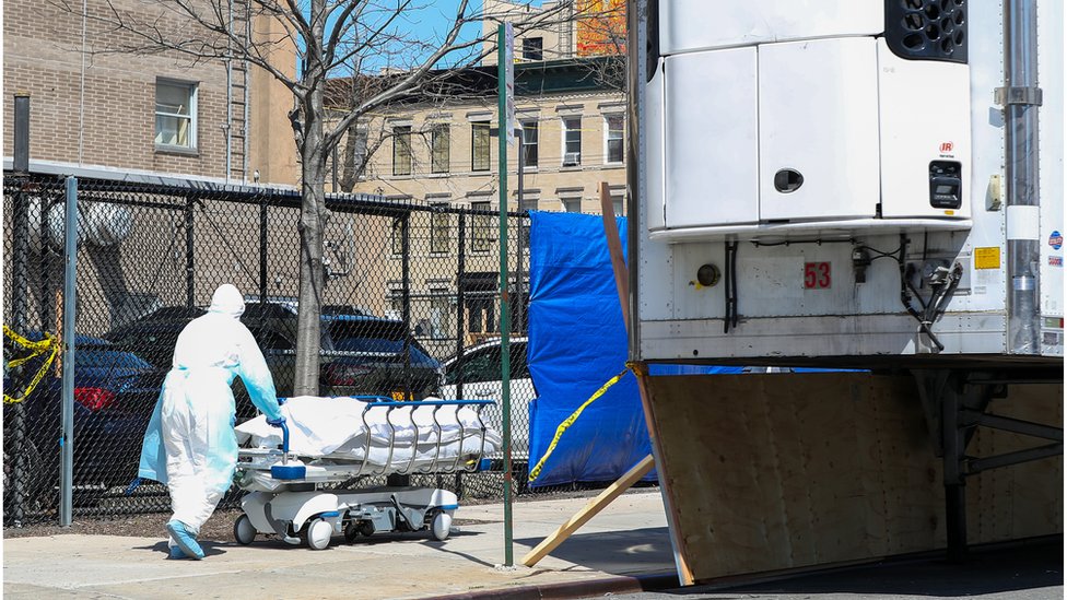 Un cuerpo de muerto por coronavirus en Nueva York es llevado a una morgue móvil.