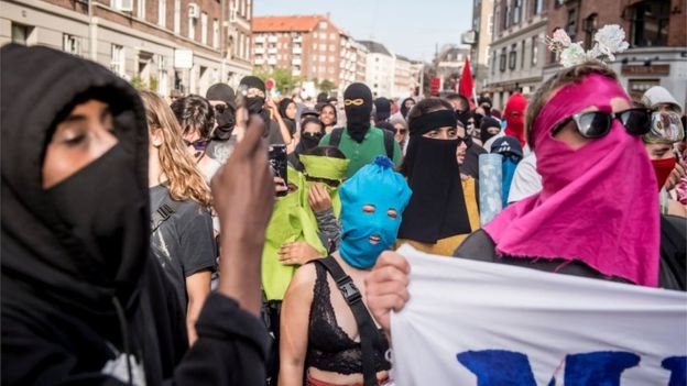 Başkent Kopenhag'da düzenlenen protestolardan bir kare.