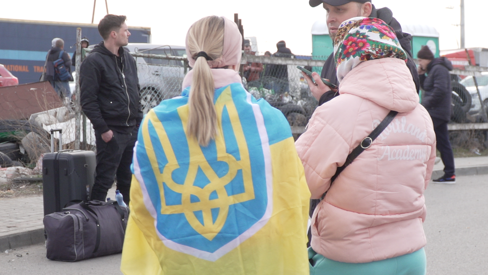 Mnogi na granici nose ukrajinske zastave